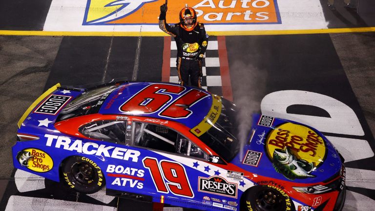 Трюе спечели в Ричмънд и си осигури място сред 12-те финалисти в NASCAR
