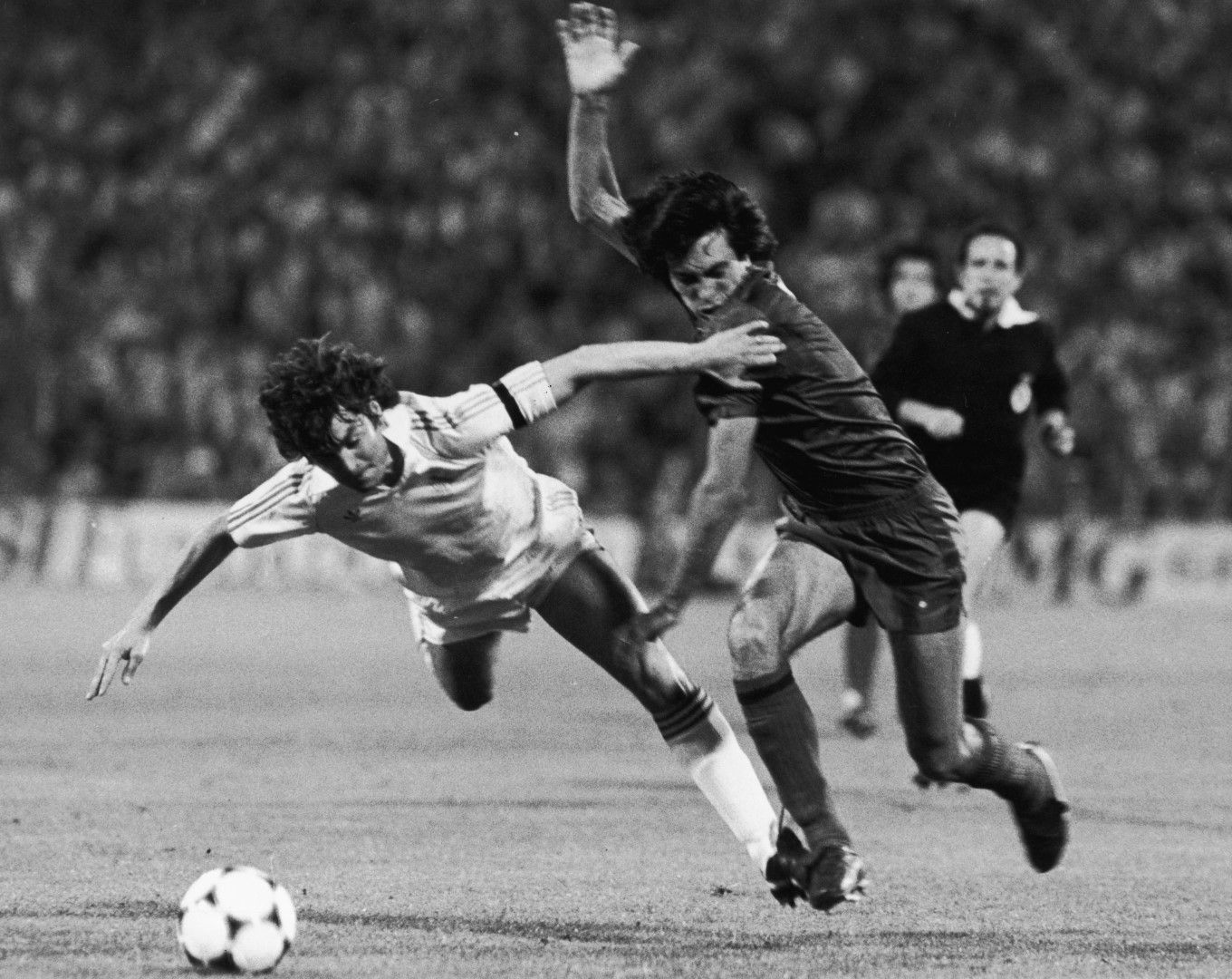 Камачо срещу Караско - момент от финала за Купата на краля през 1983 г., спечелен от Барса с 2:1