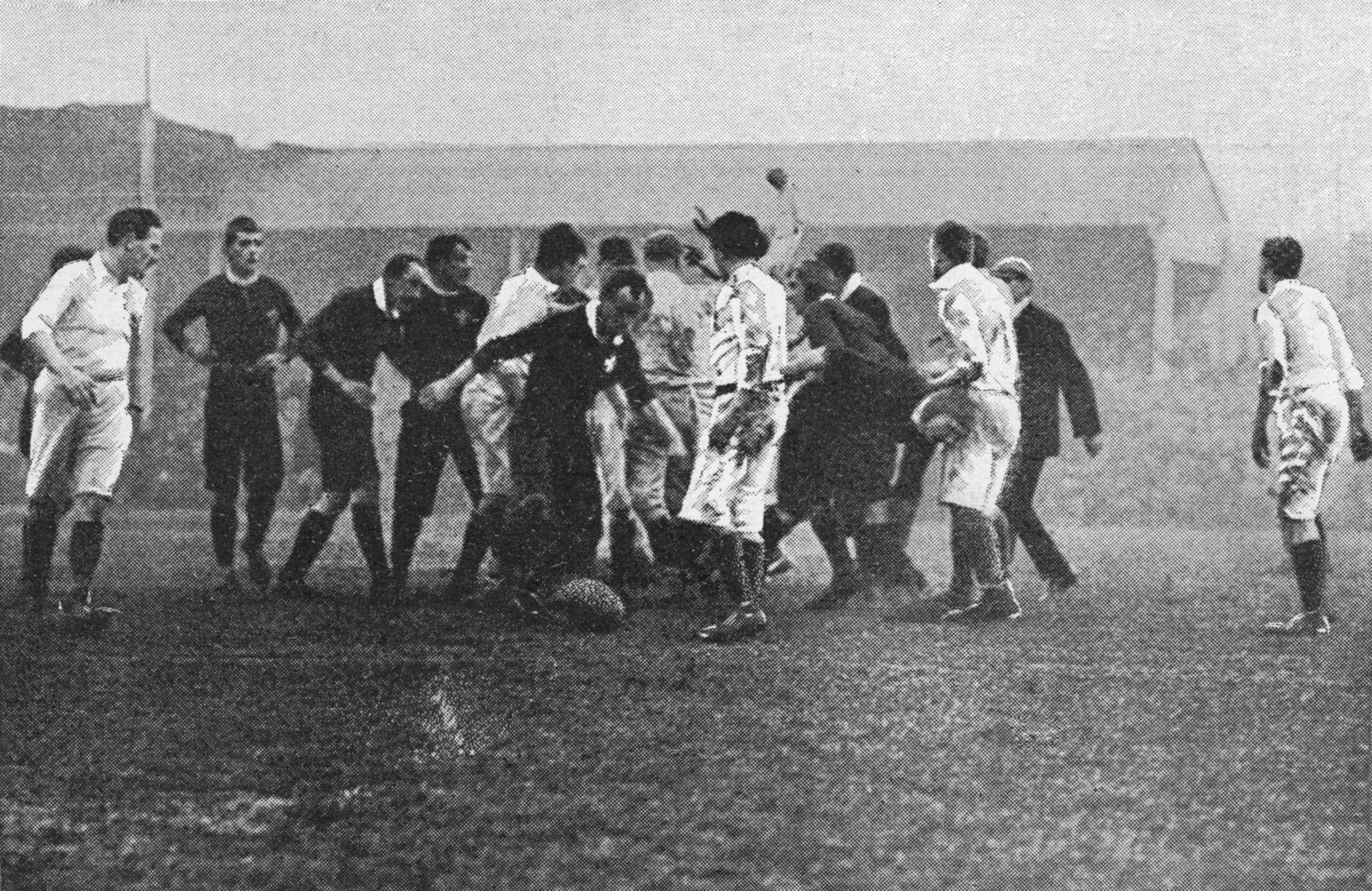Един от първите документирани с фотоси мачове от турнира - Англия срещу Уелс, 1904 г.