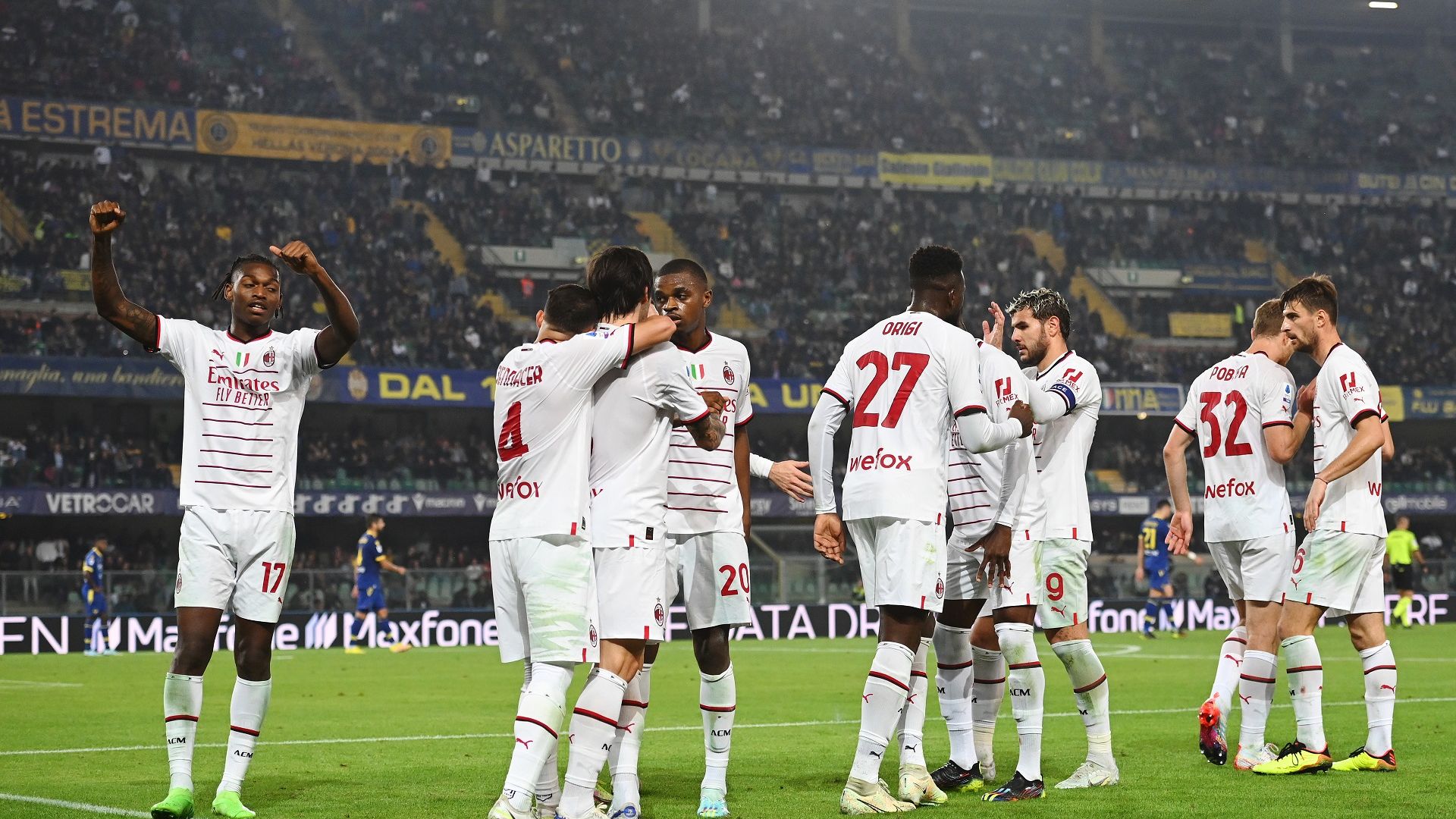 Милан превзе Верона с късен гол и продължава да гони лидерите в Serie A