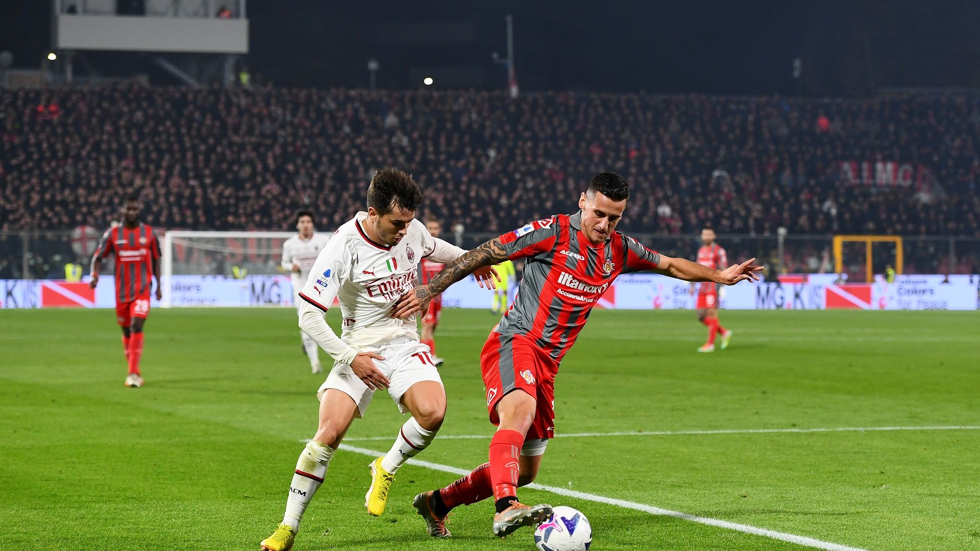 Отменен гол спря Милан срещу новак