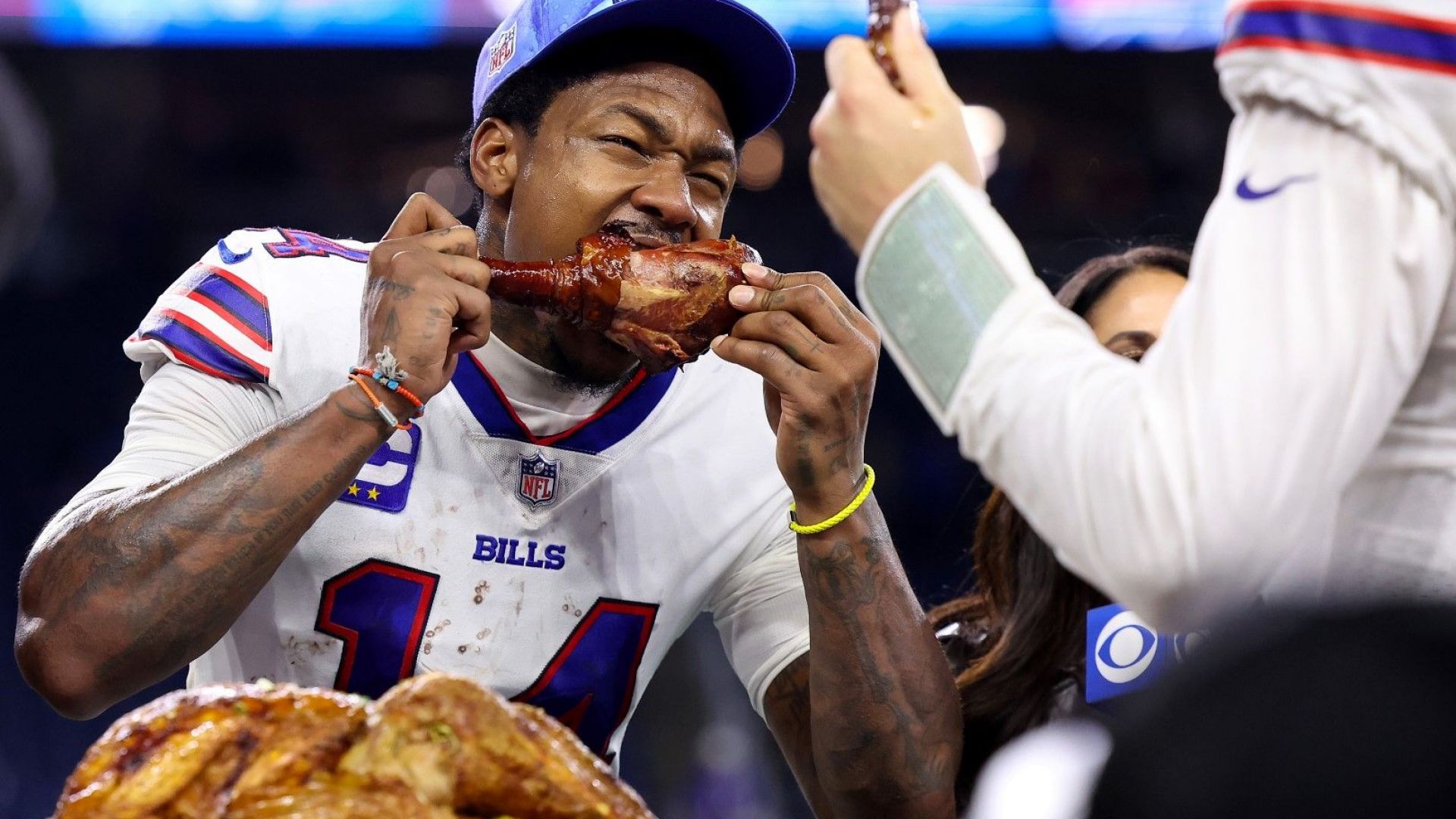 Зрелища, драма и ядене на пуйки на терена в NFL (Видео)