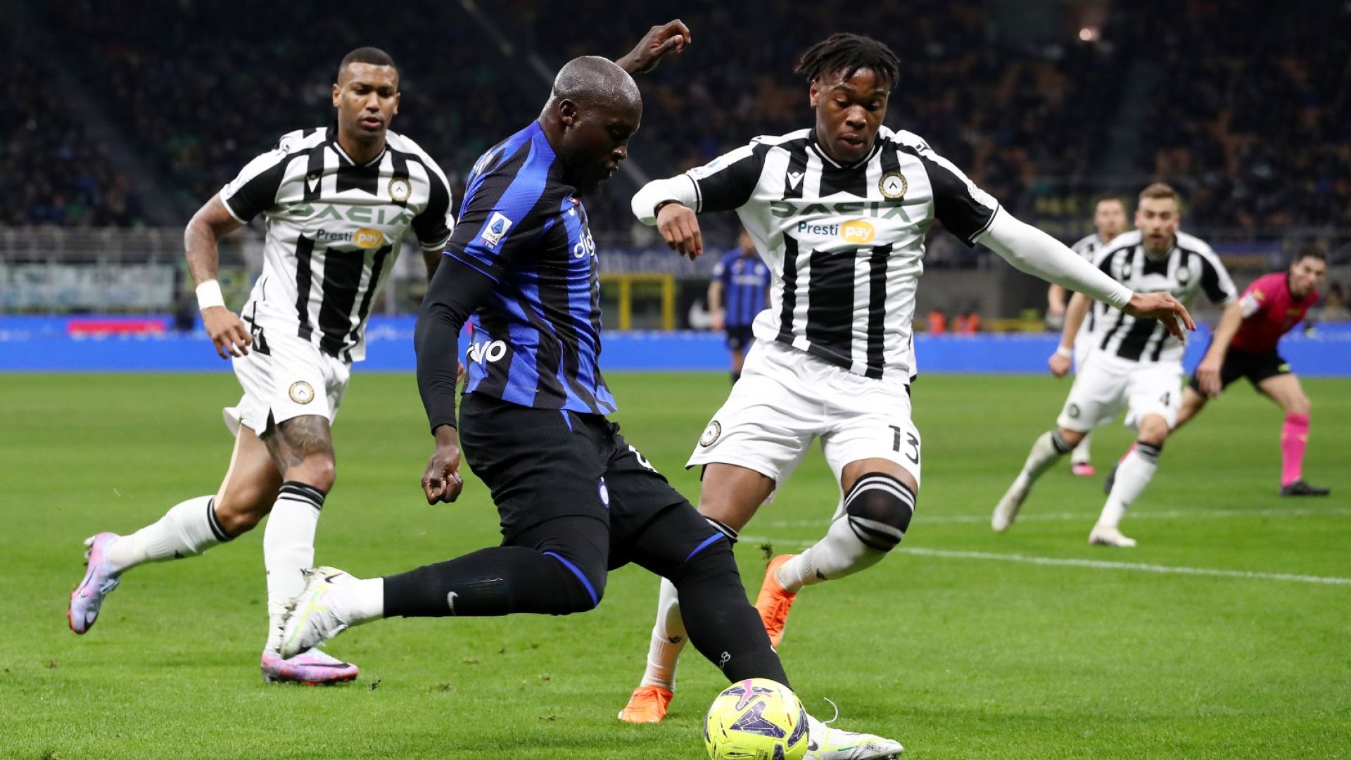 Забравени голмайстори вдъхновиха Интер, Милан върви по план "1:0"