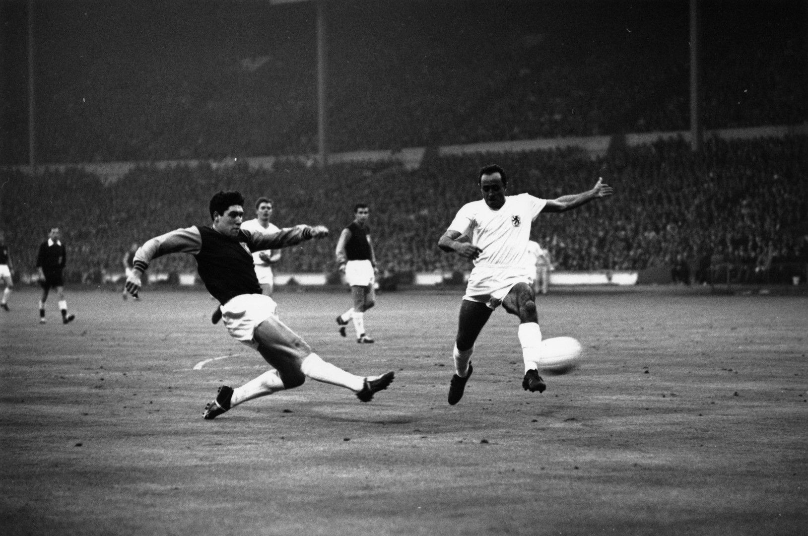 Алън Сийли бележи първия си гол във финала срещу Мюнхен 1860 през 1965-а