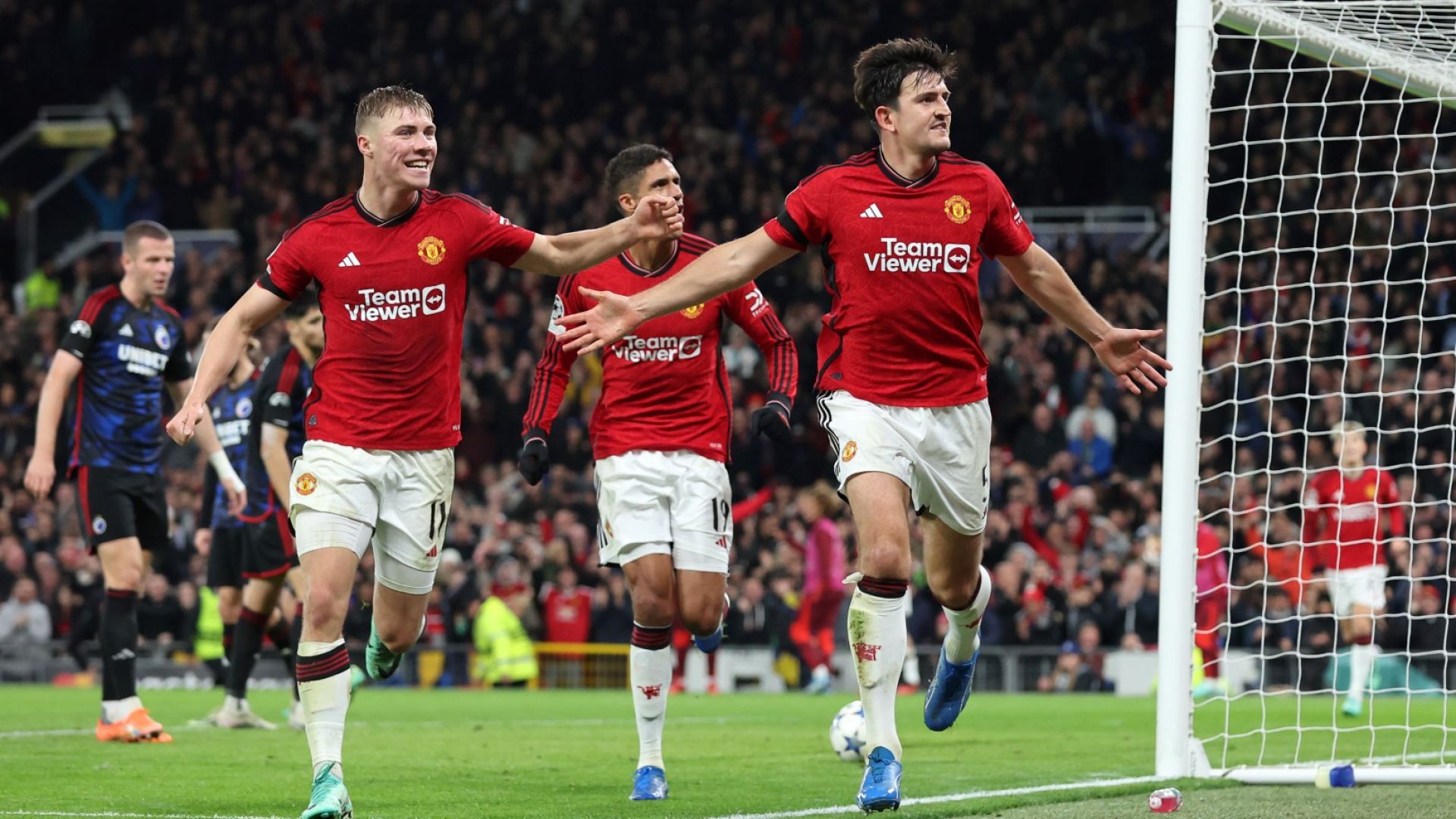 Неочаквани герои донесоха жизненоважна победа на Юнайтед в драма