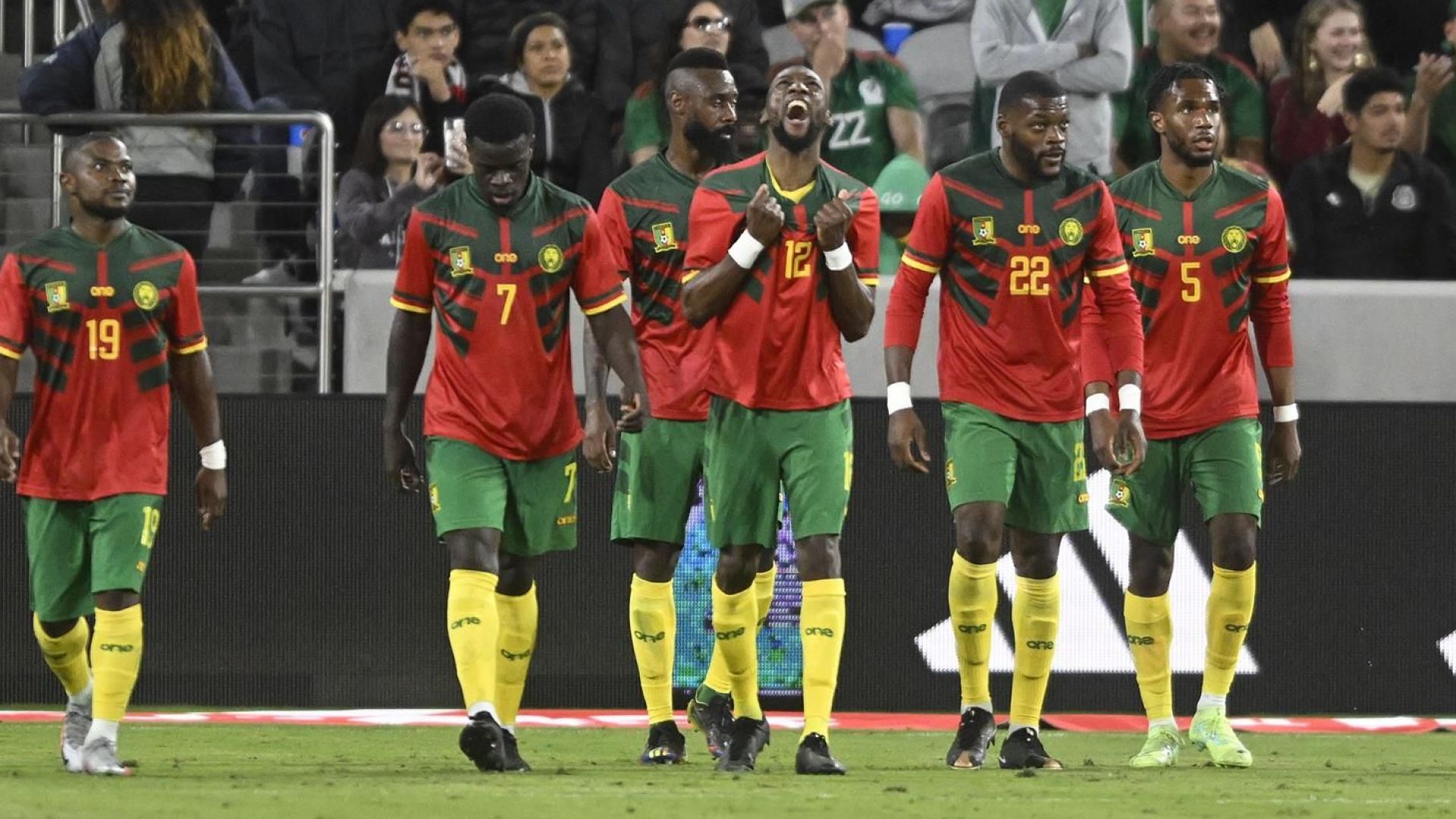 Камерун се препъна, а шампионът на Африка тръгна мощно