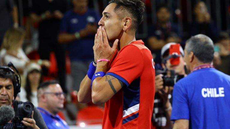 Гордостта на Чили ще играе за титлата у дома срещу летящия Баес